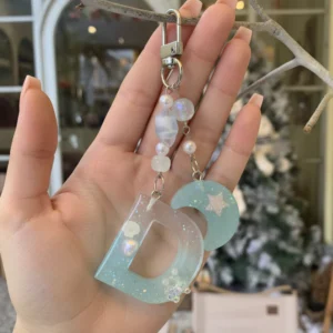 Móc Khóa Resin Chữ Cái A-Z Màu Xanh Pastel Và Trắng Trong Lấp Lánh - Phối Charm Mặt Trăng