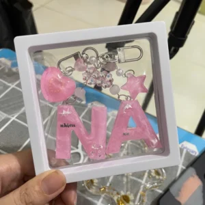 Móc Khóa Resin Chữ Cái Màu Hồng – Charm Trái Tim & Ngôi Sao – Đồ Trang Trí Cặp Sách/Balo