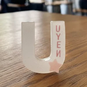 Chữ cái Resin handmade Alphabet làm theo yêu cầu khách hàng, trang trí phụ kiện - Sola Resin Shop